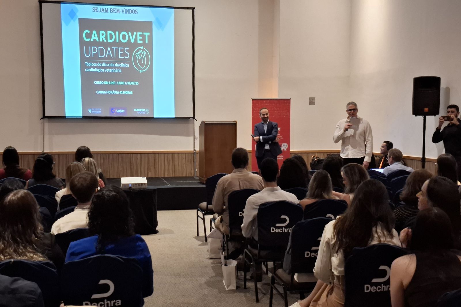 Abertura do curso CardioVet Updates 2025, com o Dr. Guilherme Goldfeder e a plateia de veterinários