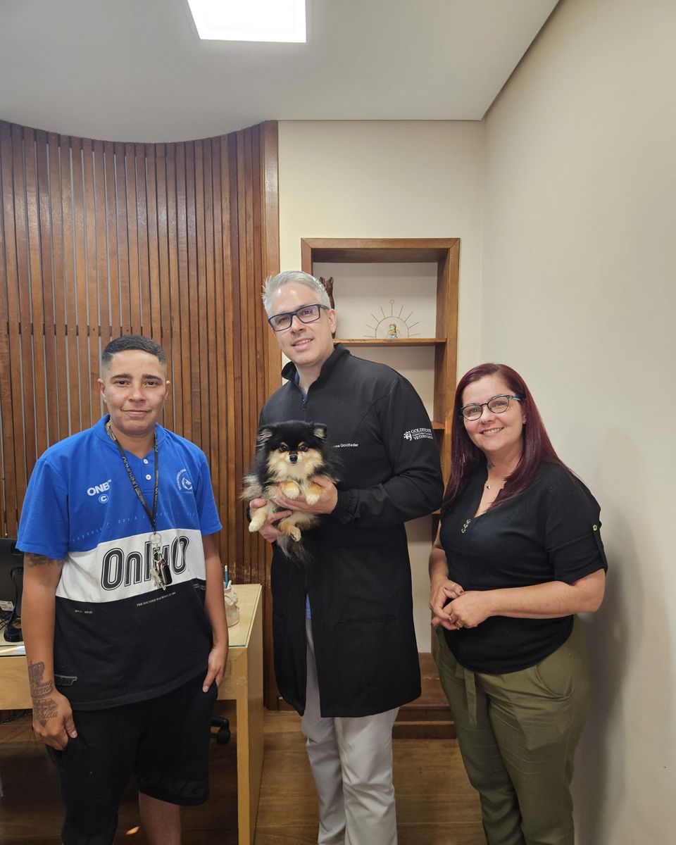 Dr. Guilherme Goldfeder com a família de um paciente na recepção da clínica