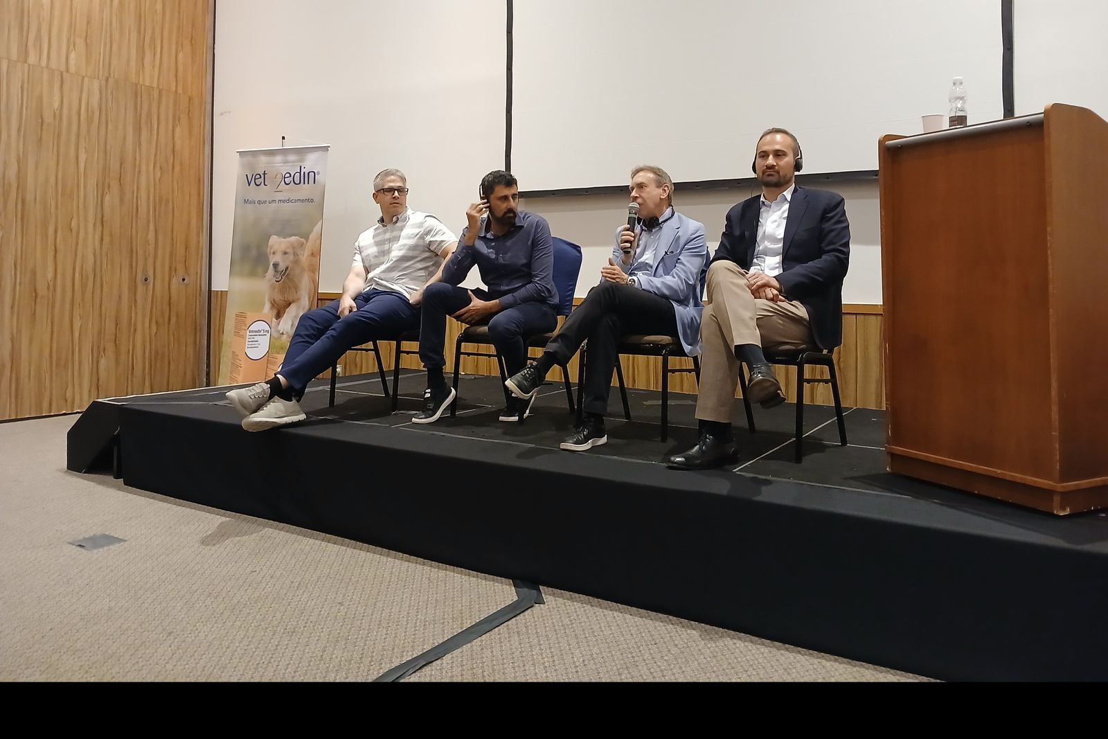 Mesa-redonda com palestrantes internacionais e tradução simultânea em evento de cardiologia veterinária